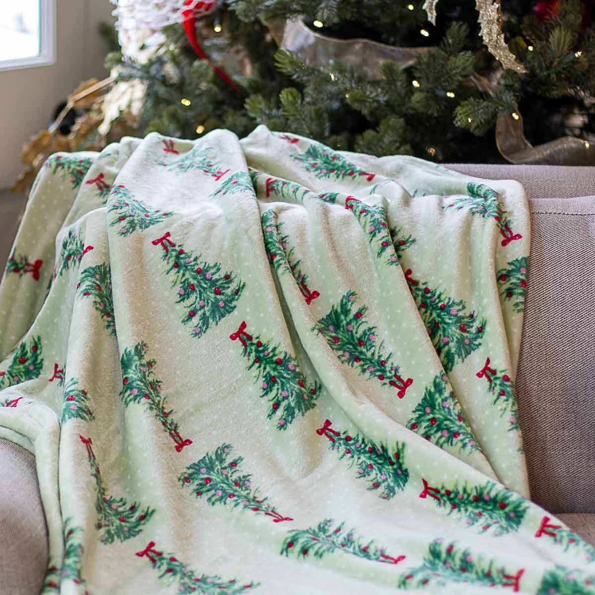 Noelle Tree Throw Light Green/Multi 50x60